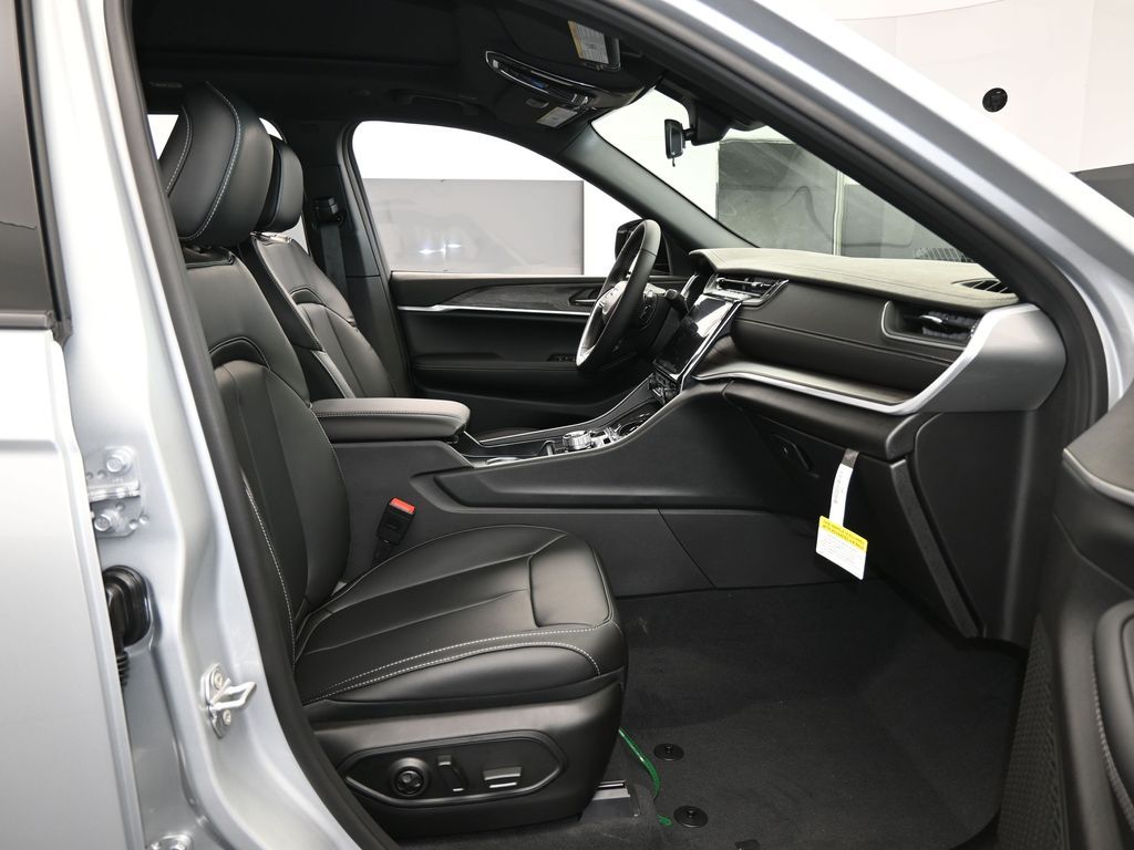 New 2025 Silver Zynith Jeep Limited image 40