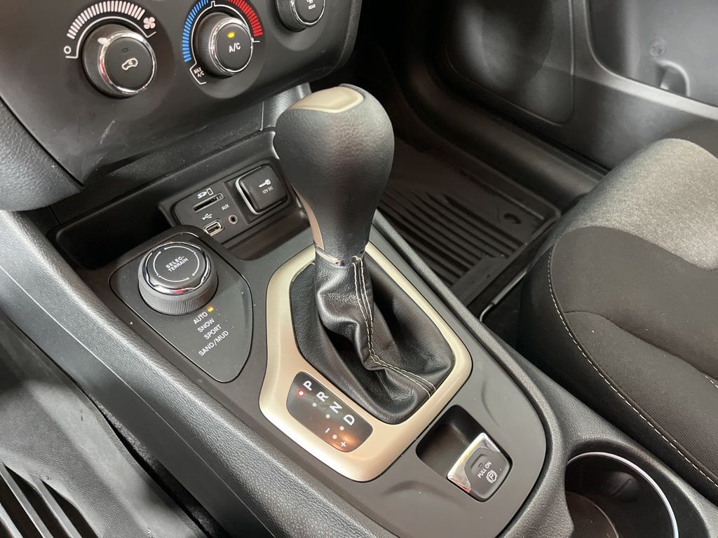 Thumbnail: 2018 Jeep Cherokee - 29