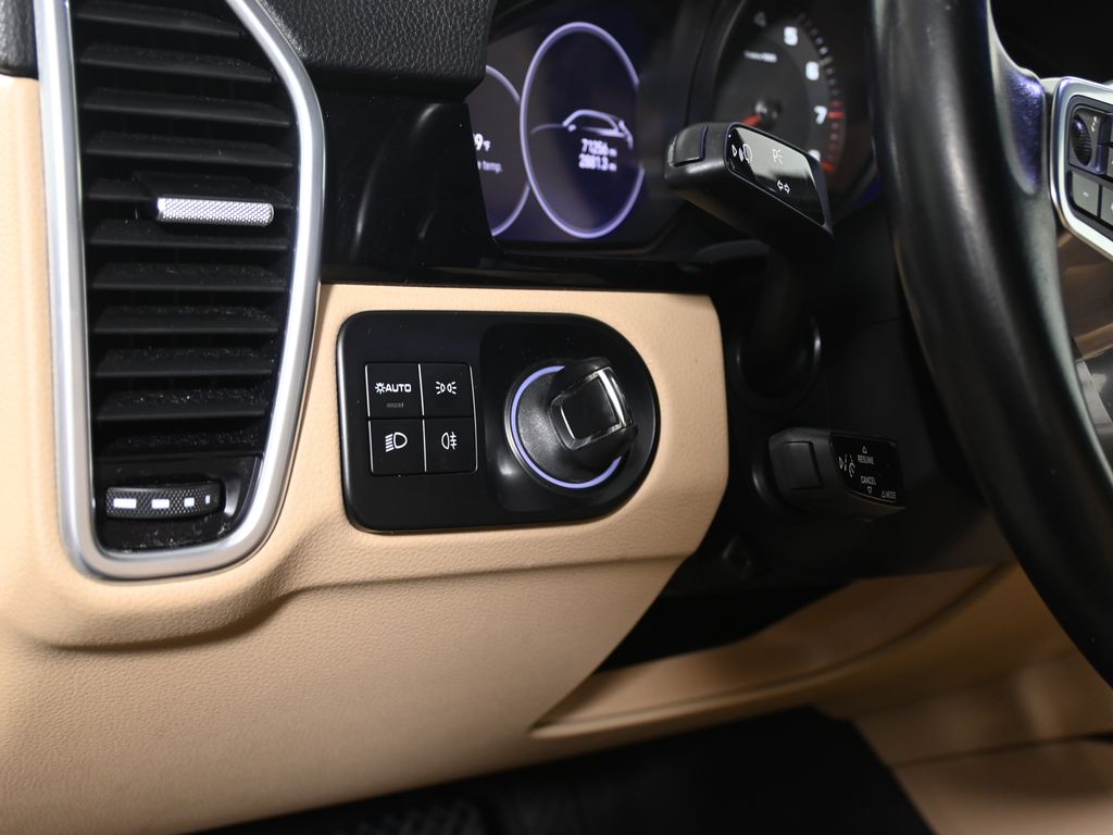 Thumbnail: 2022 Porsche Cayenne - 30