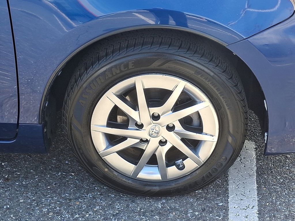 2015 Toyota Prius v Three 8