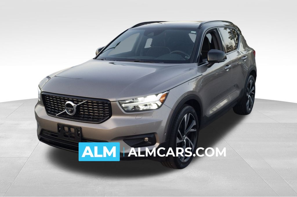 2022 Volvo XC40 R-Design's photo