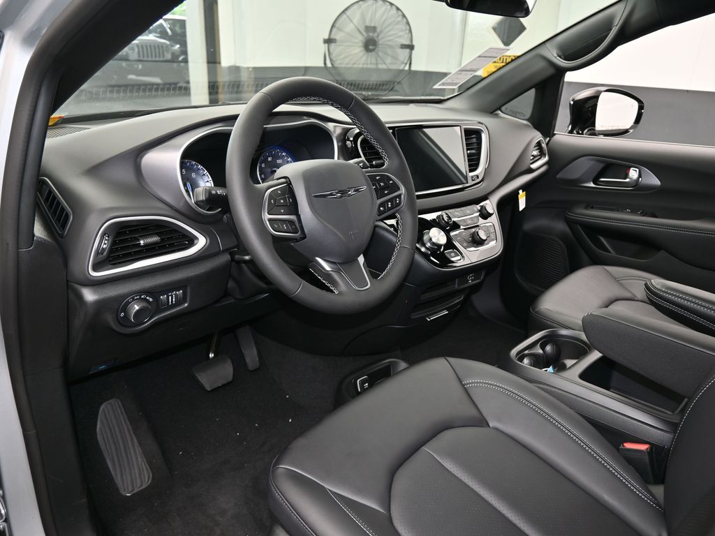 New 2026 Silver Mist Clearcoat Chrysler LX image 10