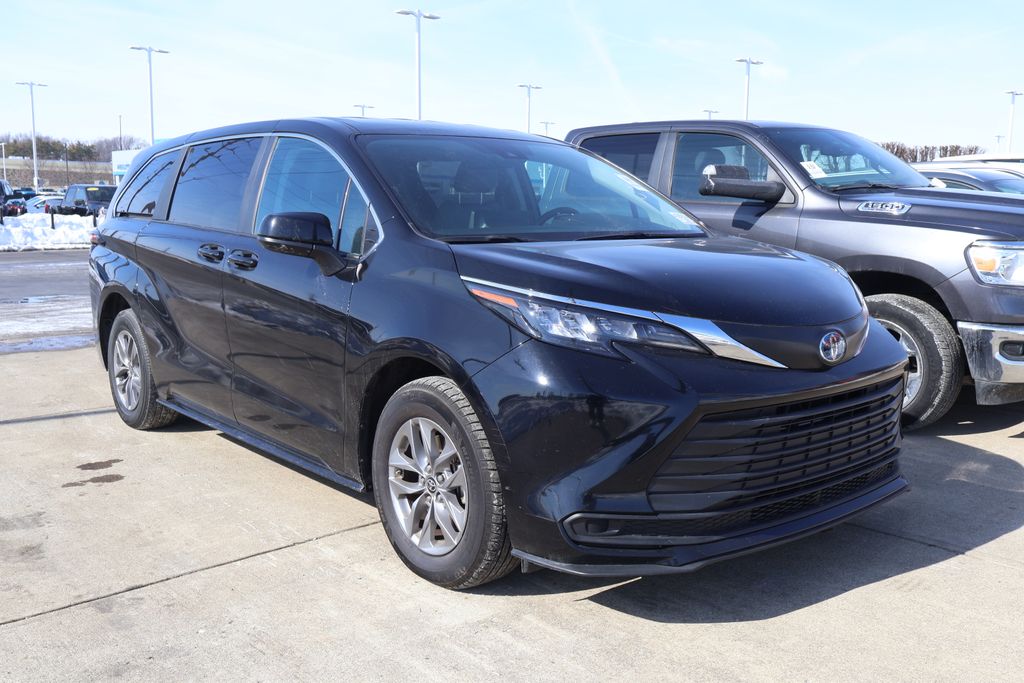 Thumbnail: 2024 Toyota Sienna - 3