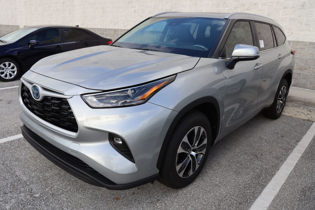 2024 Toyota Highlander XLE 2