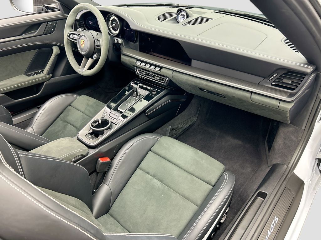 Thumbnail: 2024 Porsche 911 - 16