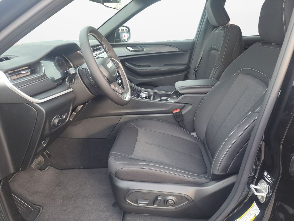 New Car 2025 Jeep Grand Cherokee  Laredo For Sale Under $35,000 In Austin, Texas