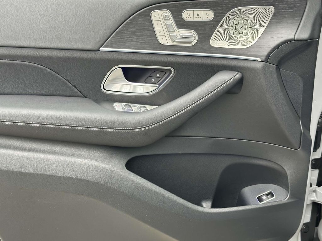 2025 Mercedes-Benz GLS 580 21