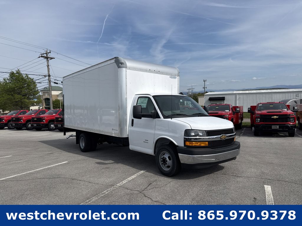 Summit White 2026 Chevrolet Express Chassis 4500 Cutaway 177 Van Rear-Wheel Drive 8-Speed Automatic