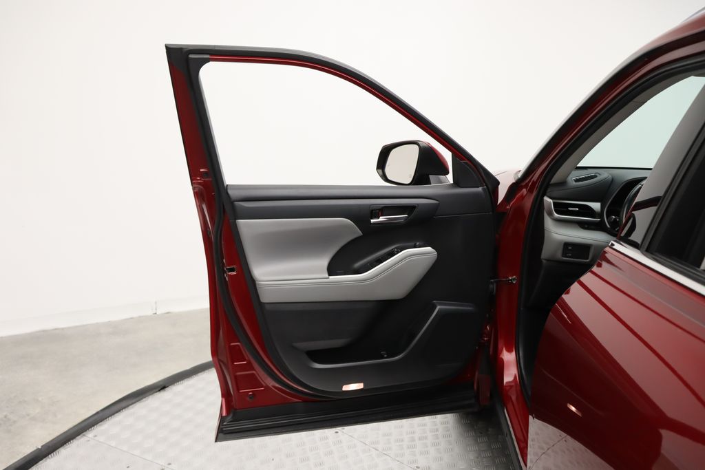 2021 Toyota Highlander XLE 16