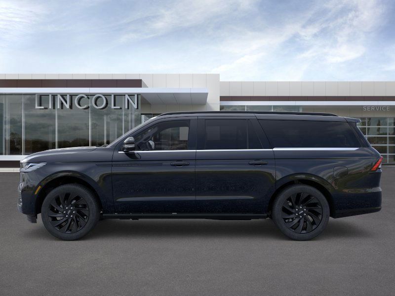Thumbnail: 2025 Lincoln Navigator - 3