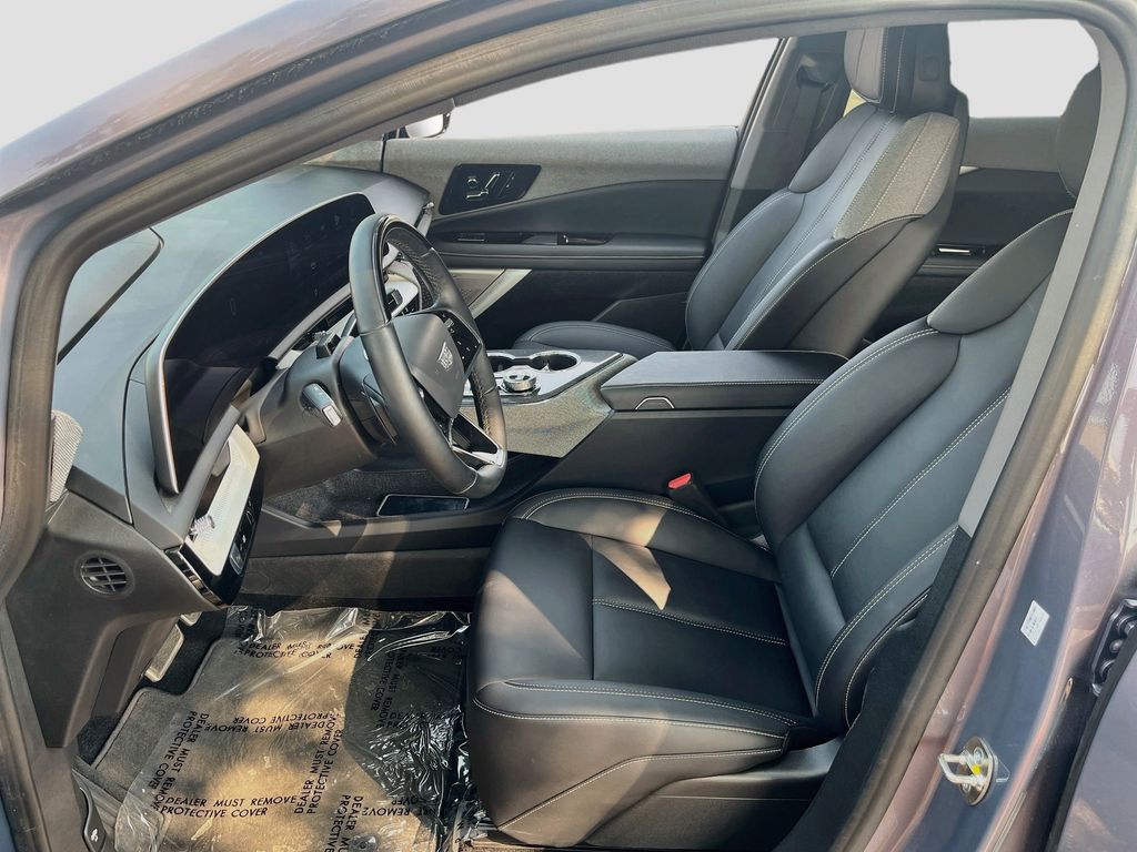 Used 2025 Silver Cadillac Luxury image 22