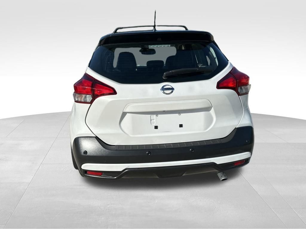 2020 Aspen White/Super Black Nissan Kicks SR FWD SUV