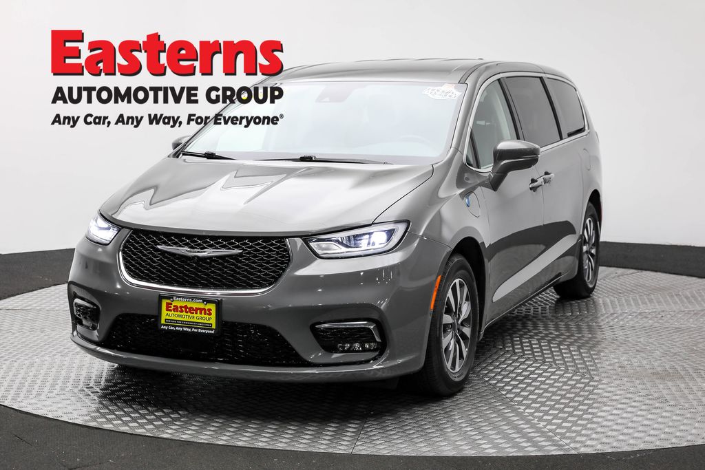 2022 Chrysler Pacifica Hybrid Touring L's photo