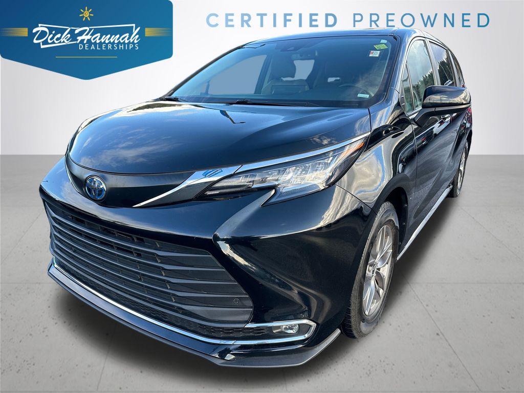 2023 Toyota Sienna XLE's photo