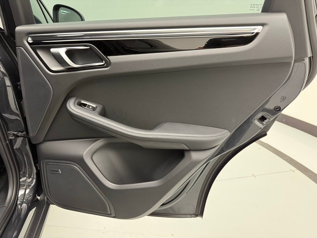 Thumbnail: 2026 Porsche Macan - 23