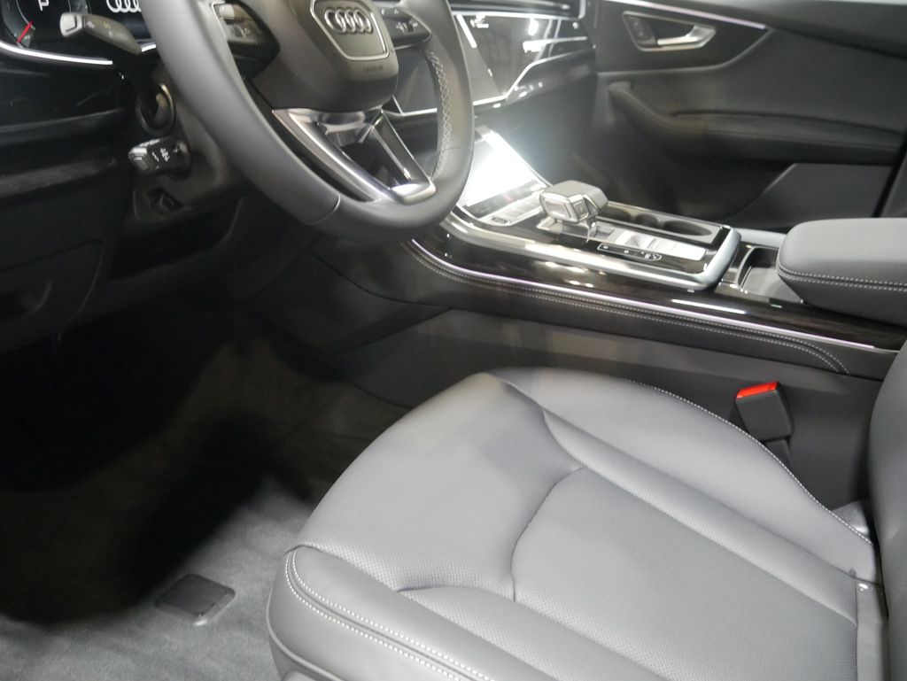 Thumbnail: 2026 Audi Q8 - 20