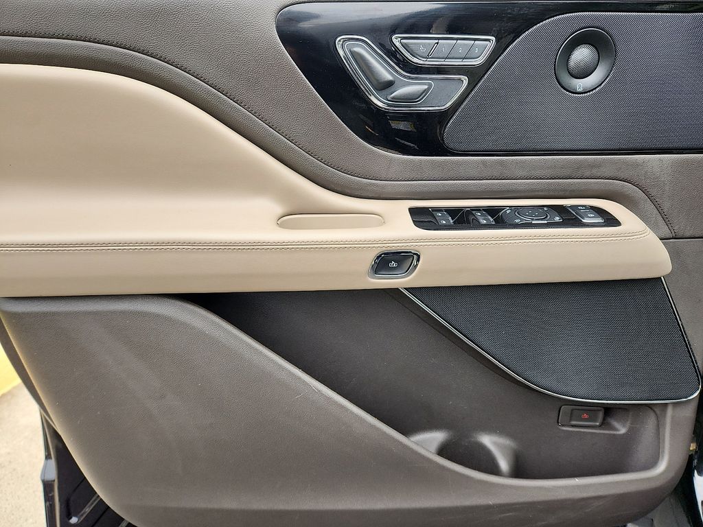 Thumbnail: 2021 Lincoln Aviator - 14