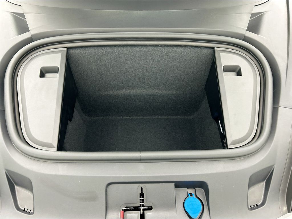 Thumbnail: 2026 Porsche Taycan - 30