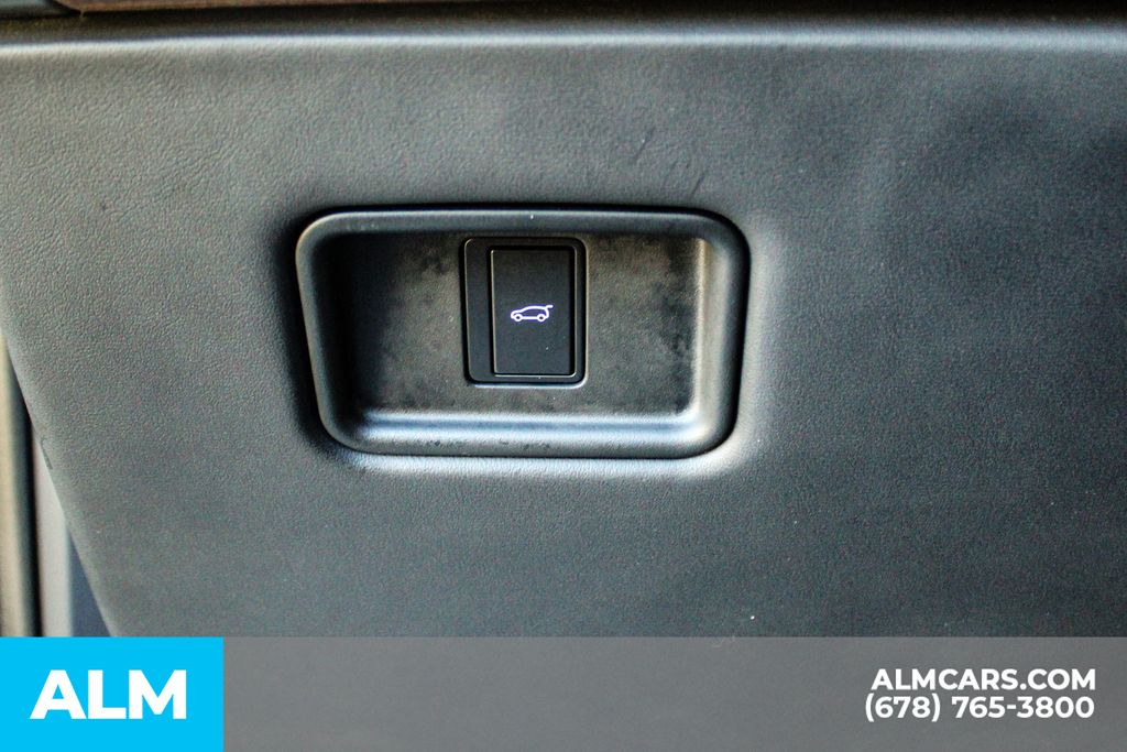 Used 2023 Black Land Rover SE image 33