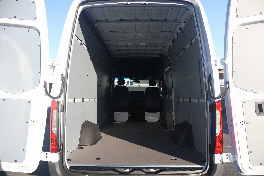 2025 Mercedes-Benz Sprinter 2500 8