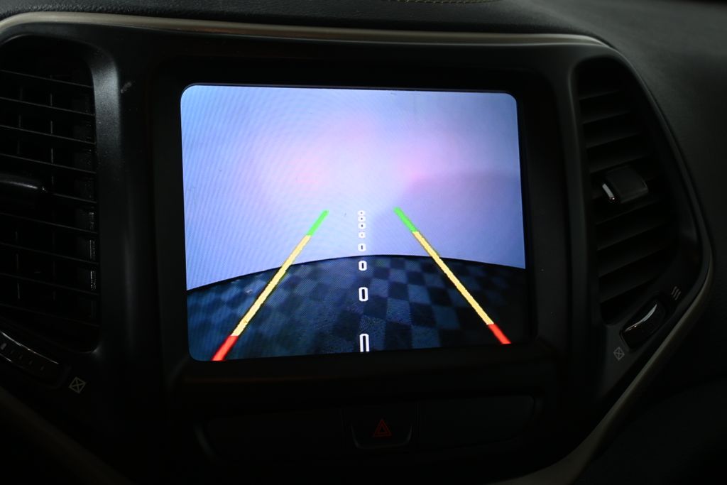 Thumbnail: 2016 Jeep Cherokee - 22