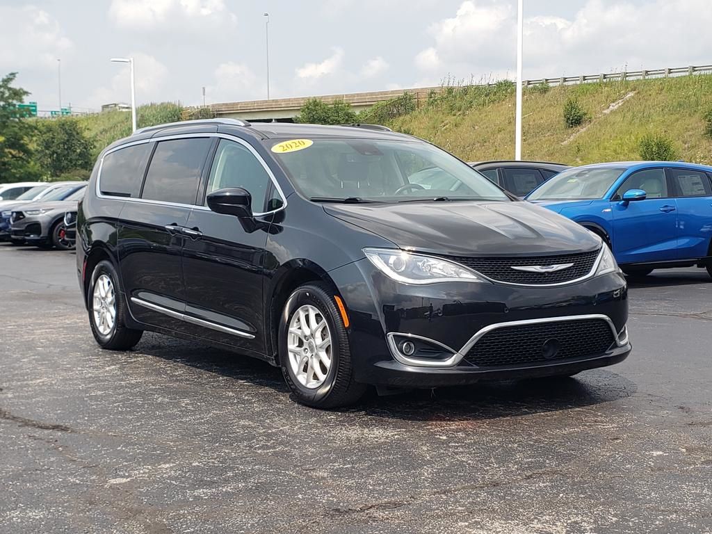 Brilliant Black Crystal Pearlcoat 2020 Chrysler Pacifica Minivan Front-Wheel Drive 9-Speed Automatic