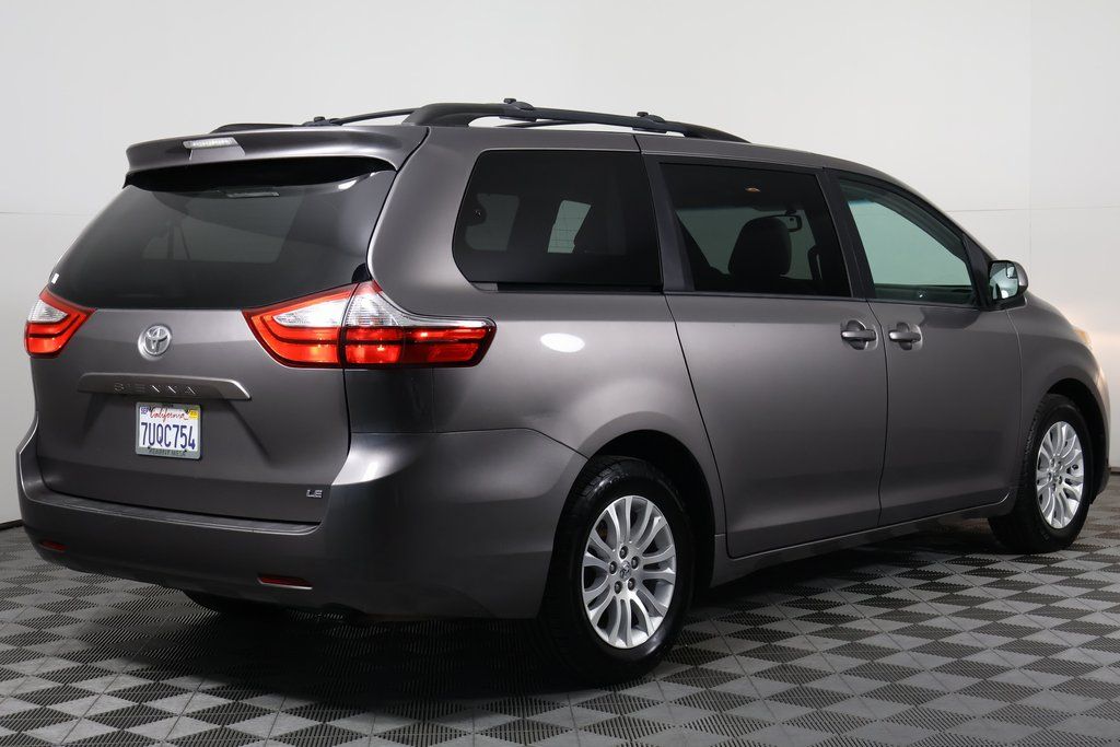 2016 Toyota Sienna LE 4