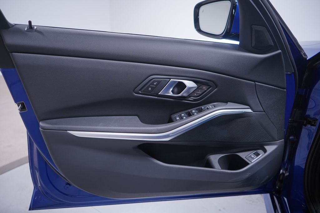 Thumbnail: 2026 BMW 3 Series - 10