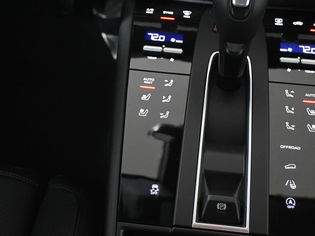 Thumbnail: 2026 Porsche Macan - 24