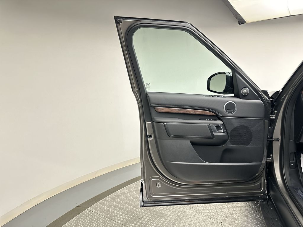 2024 Land Rover Discovery Dynamic SE 14