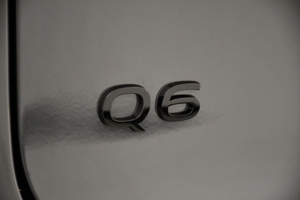 Thumbnail: 2025 Audi Q6 e-tron - 9