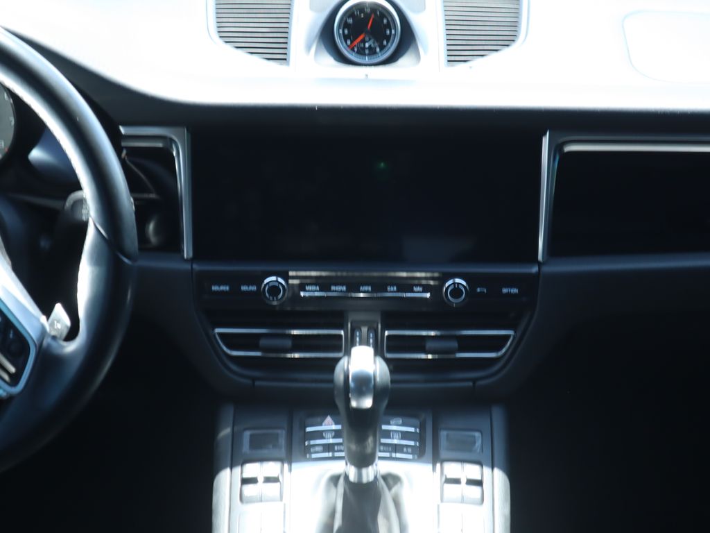 Thumbnail: 2021 Porsche Macan - 6