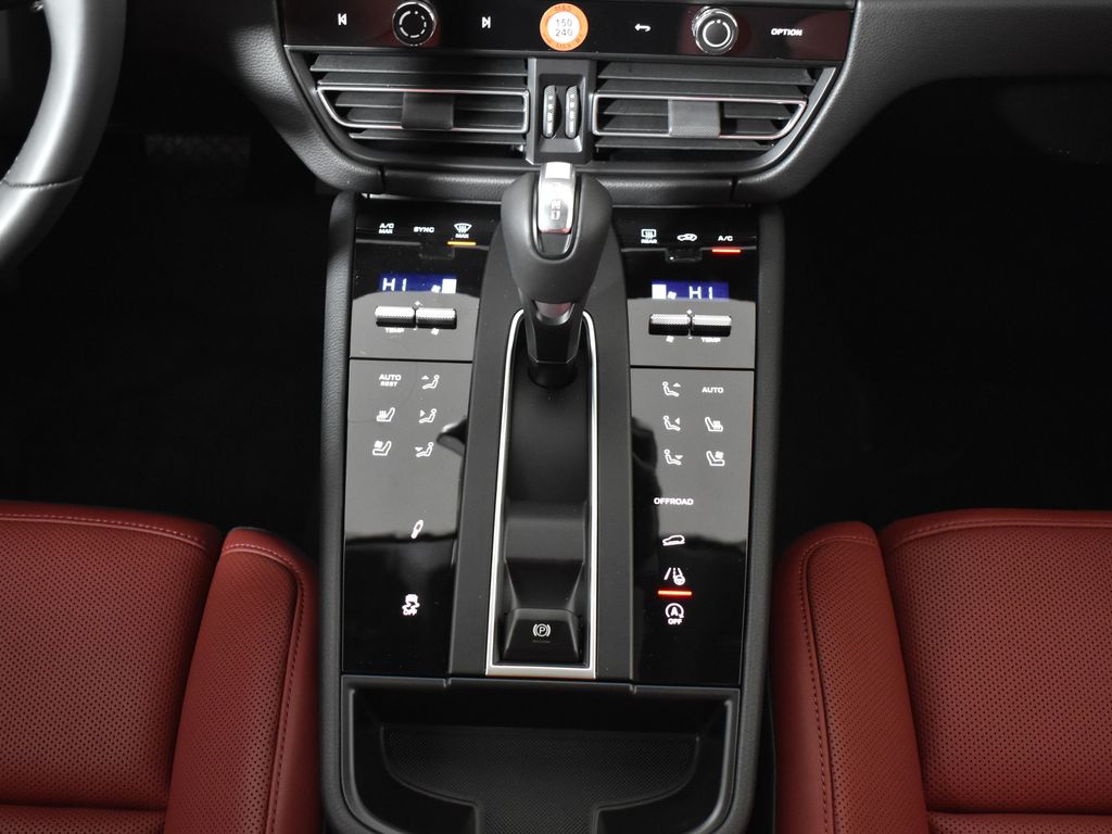 Thumbnail: 2026 Porsche Macan - 24