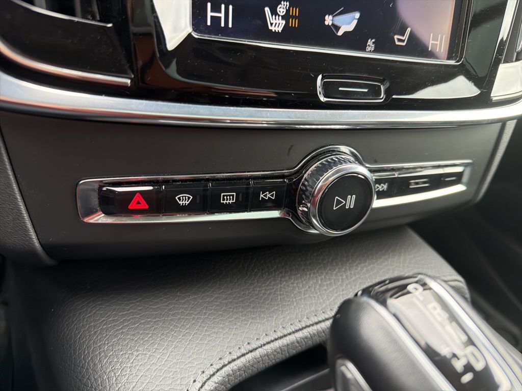 Thumbnail: 2018 Volvo S90 - 32