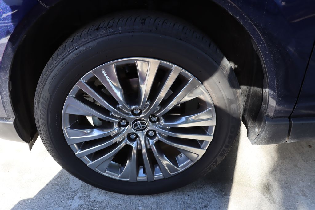 Thumbnail: 2024 Toyota Venza - 4