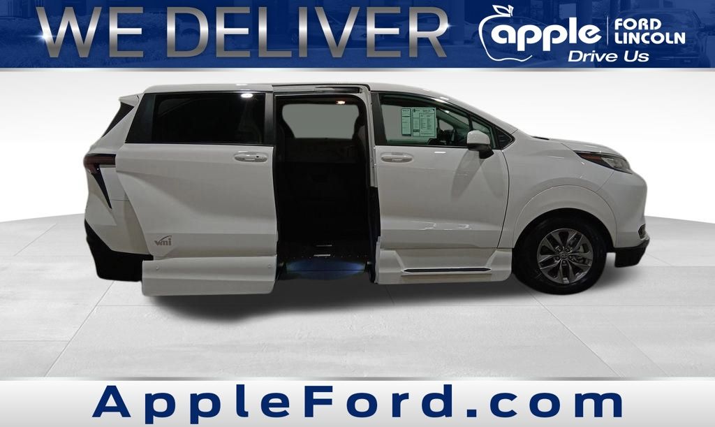 2023 Toyota Sienna LE