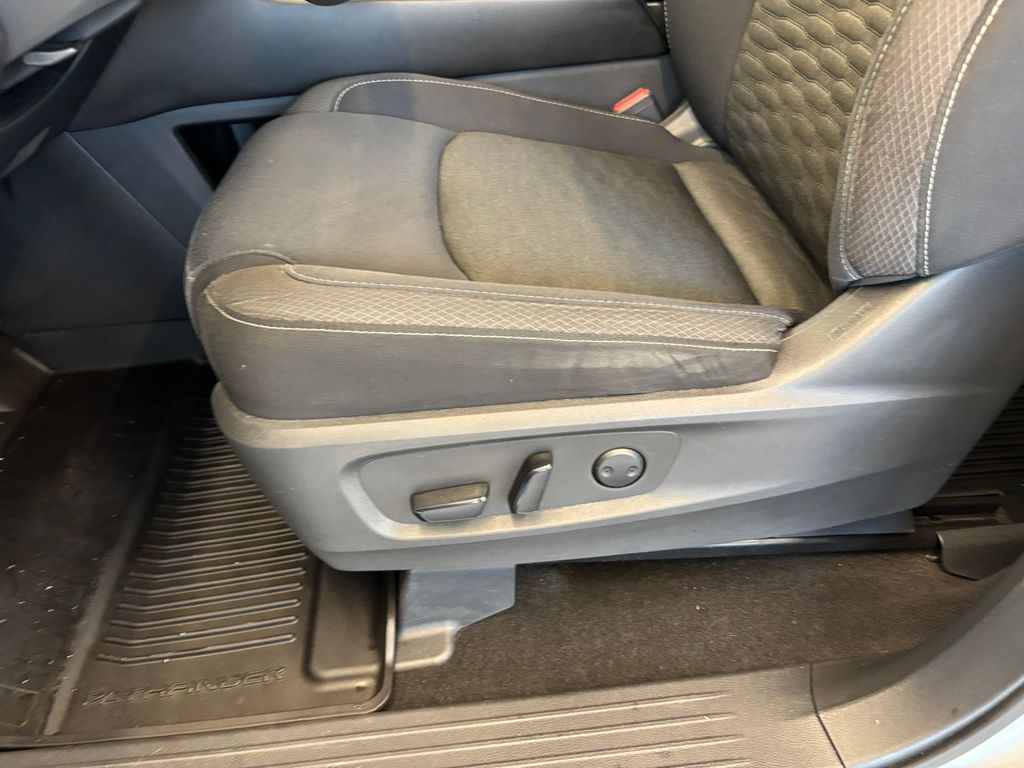2023 Nissan Pathfinder SV