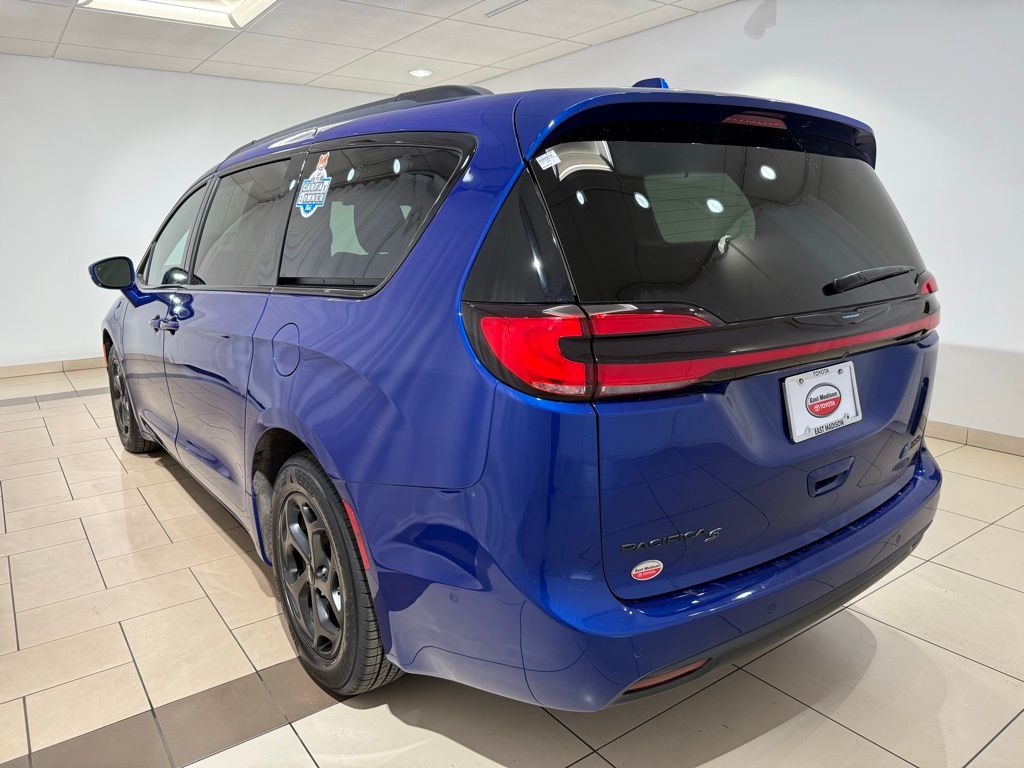 Thumbnail: 2021 Chrysler Pacifica - 3