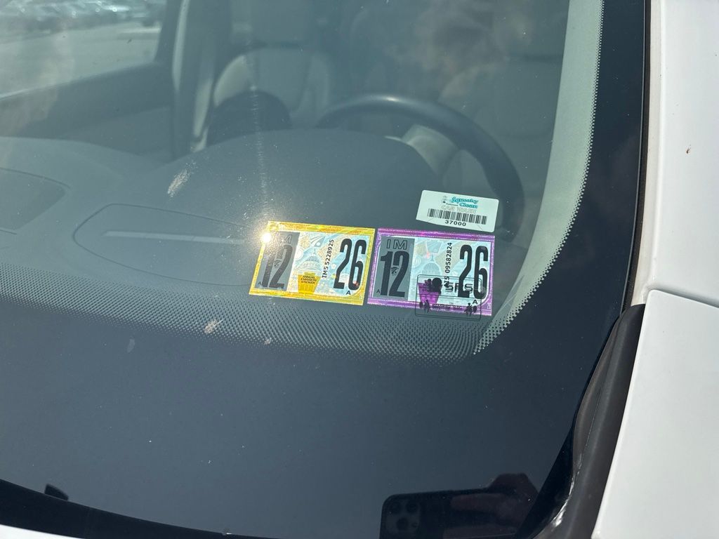 Used 2019 White Volvo T5 Momentum image 5