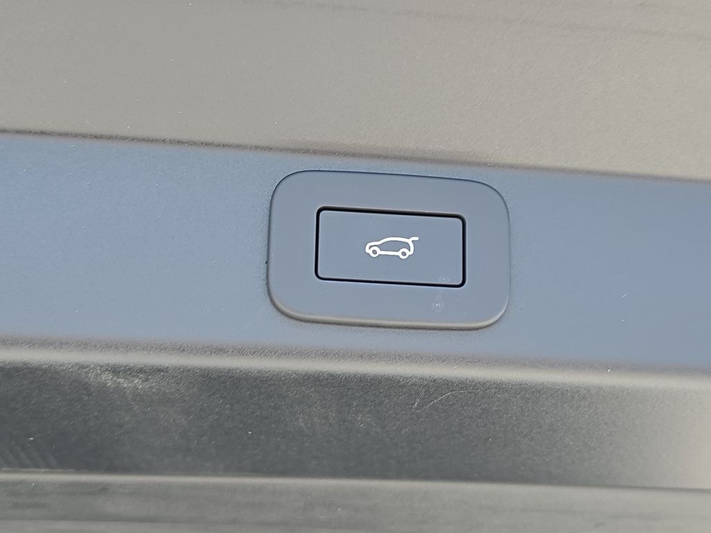 New 2026 White Land Rover Dynamic SE image 13