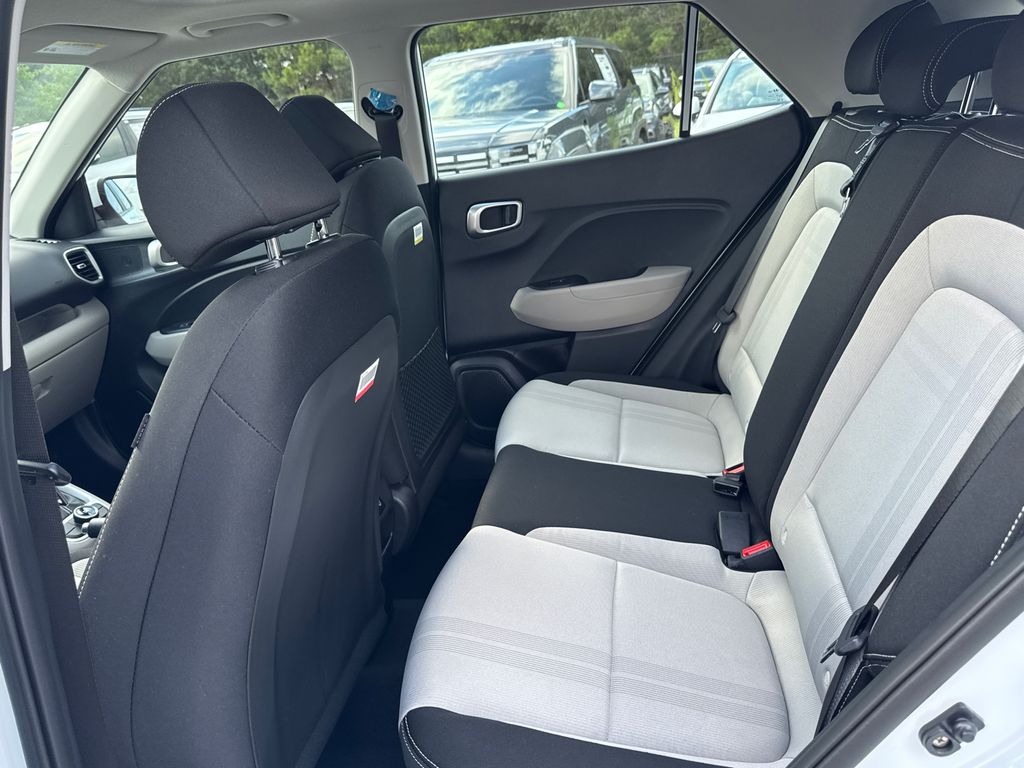 2025 Hyundai Venue SEL photo 11