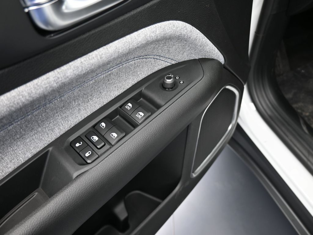 New 2026 Bright White Clearcoat Jeep Latitude image 13