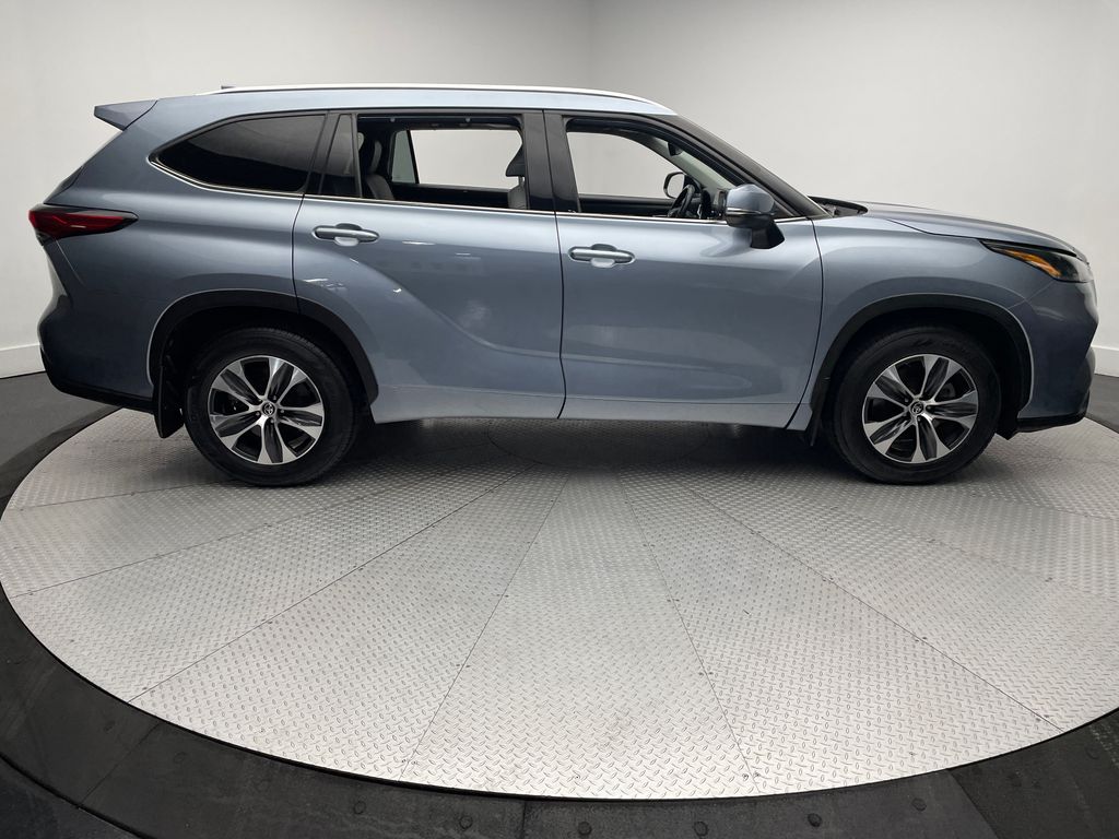 Thumbnail: 2021 Toyota Highlander - 4