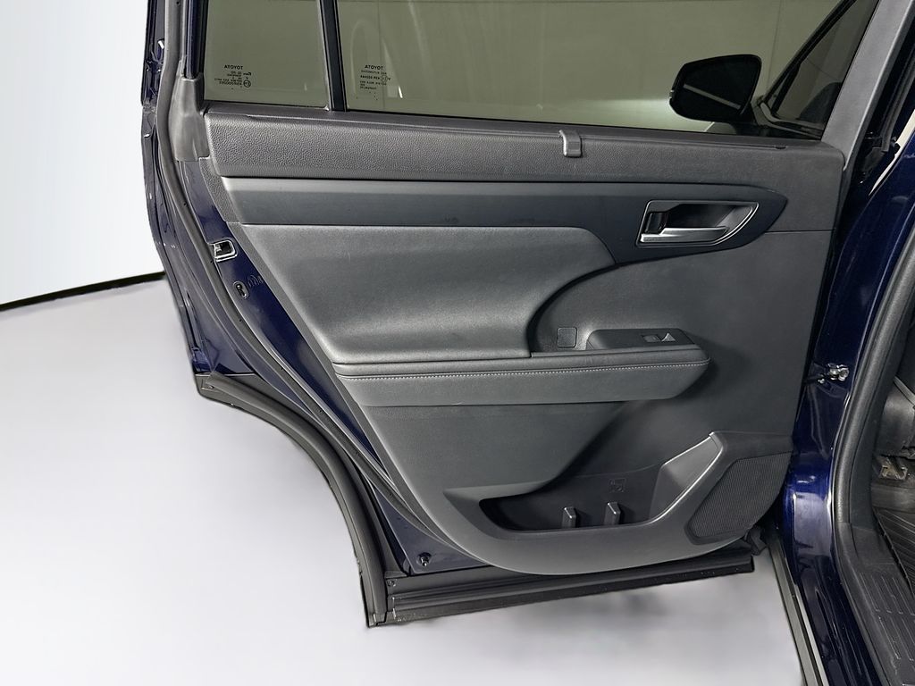 Thumbnail: 2023 Toyota Highlander - 26
