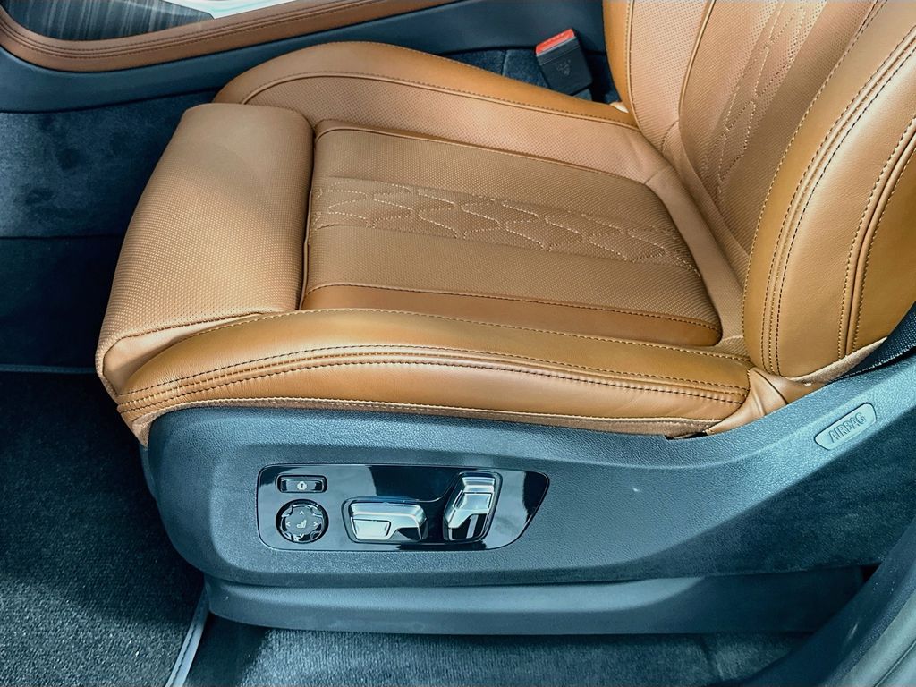 Thumbnail: 2027 BMW X7 - 21
