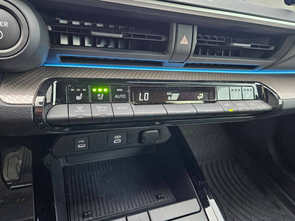 2025 Toyota Prius Limited 27