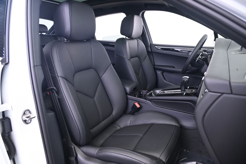 Thumbnail: 2025 Porsche Macan - 29