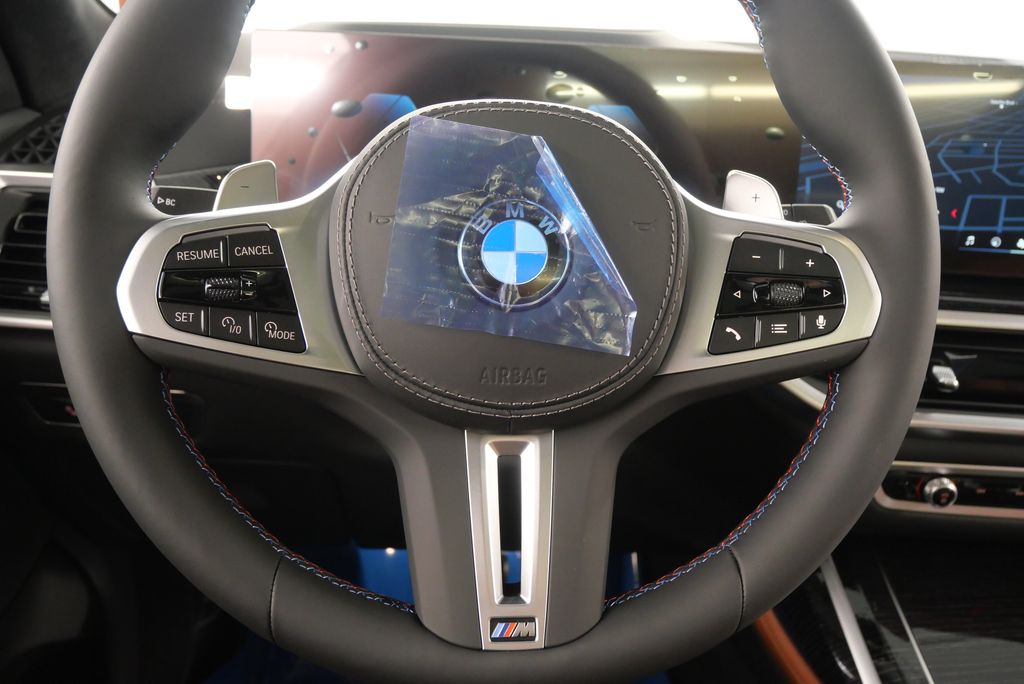 2025 BMW X7 M60i 25