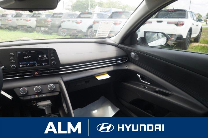 2025 Hyundai Elantra SE photo 9