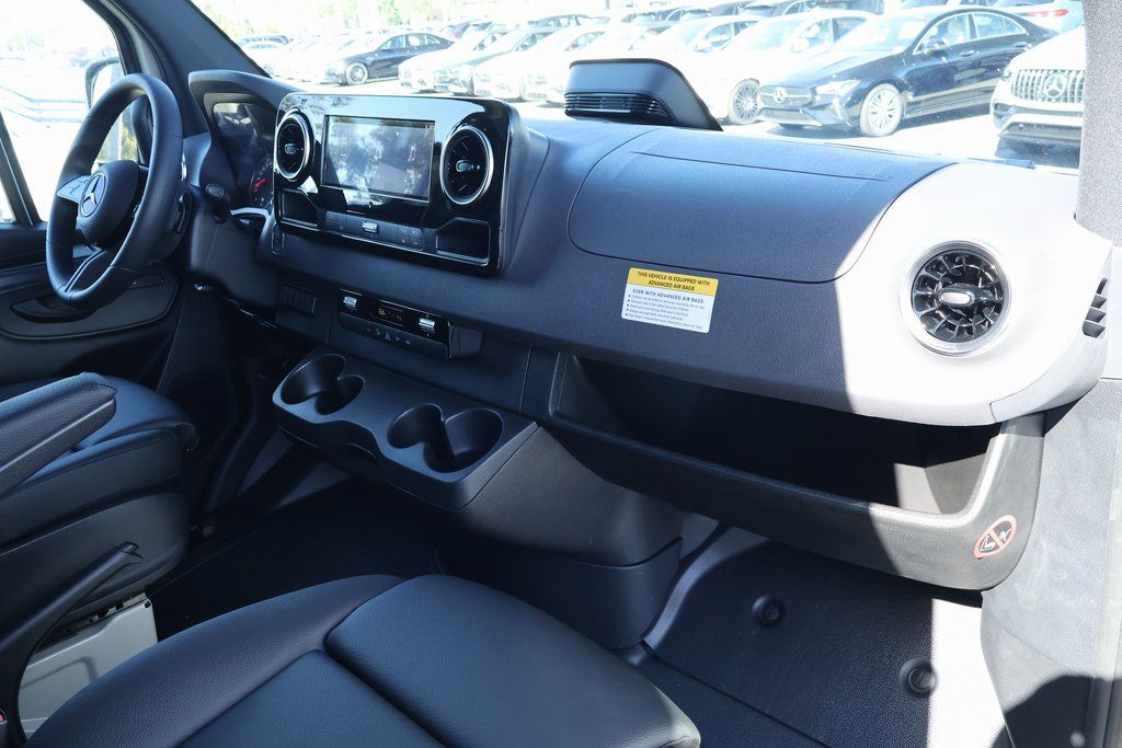 Thumbnail: 2025 Mercedes-Benz Sprinter - 4